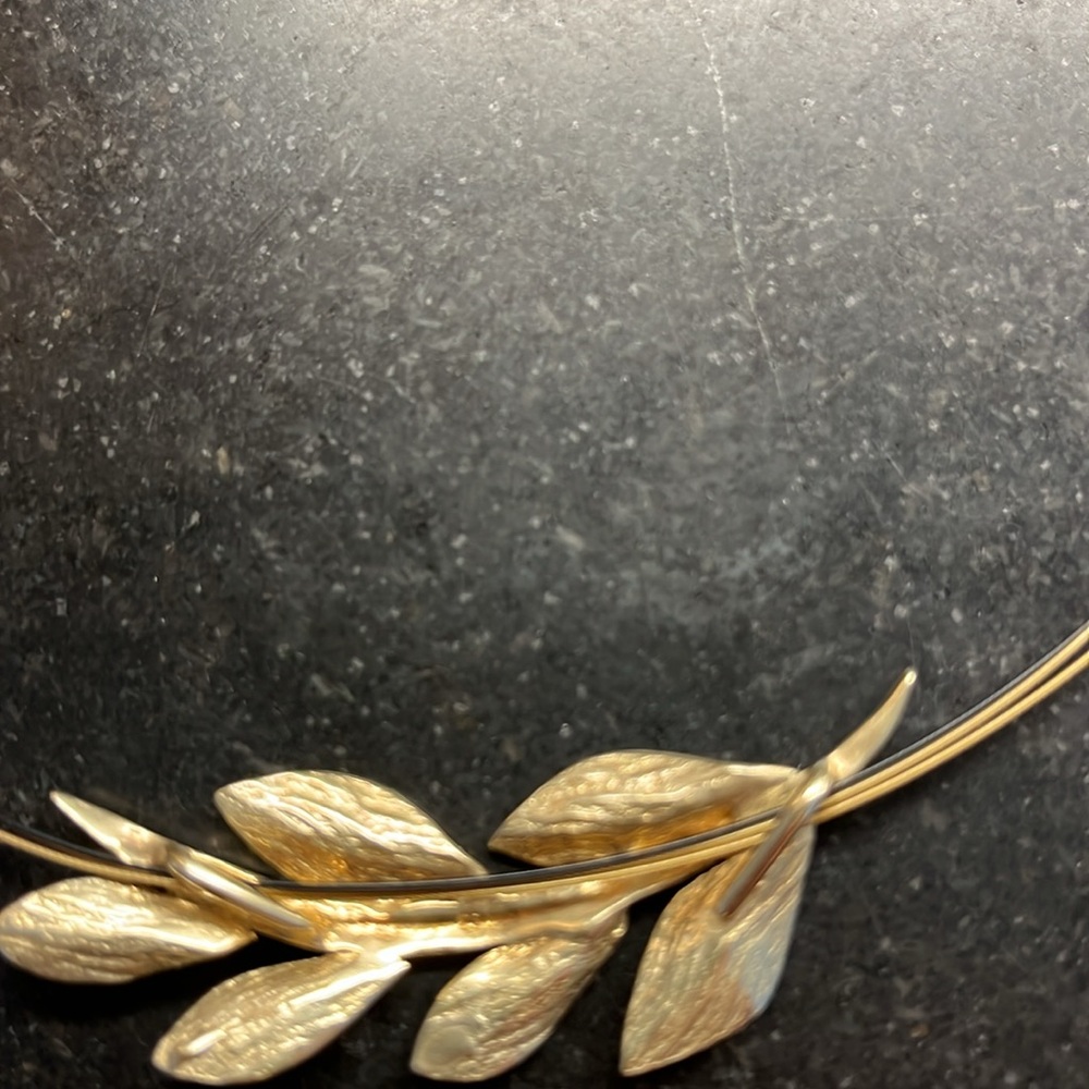 Italian sterling gold plate choker -leaf design - Picture 6 of 8